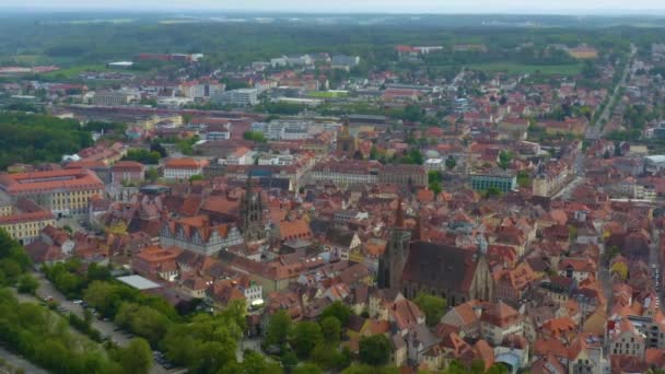 ドイツの街Ansbachの空中ビュー コロナウイルスのロックダウン中の晴れた春の日にバイエルン州 — ストック動画