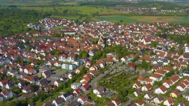 Luftaufnahme der Stadt Weilheim an der Teck an einem sonnigen Frühlingstag während der Coronavirus-Sperrung.