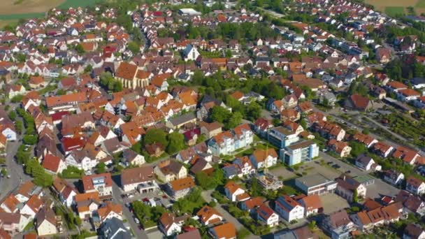 在一个阳光明媚的春日 德国城市魏尔海姆的空中图景 科罗纳维勒斯封锁期间的一个技术人员 — 图库视频影像