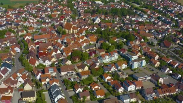 Luftaufnahme der Stadt Weilheim an der Teck an einem sonnigen Frühlingstag während der Coronavirus-Sperrung.