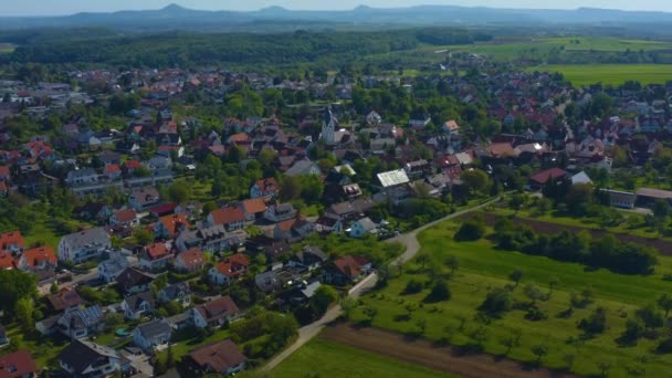 コロナウイルスのロックダウン中の晴れた春の日にドイツの街Aichelbergの空中ビュー — ストック動画