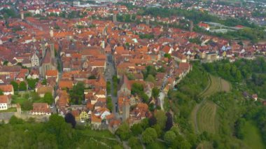Almanya 'da Rothenburg ob der Tauber şehrinin hava görüntüsü, güneşli bir bahar gününde Coronavirus' un kilitlenmesi sırasında Bavyera.
