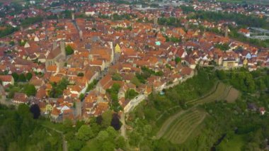 Almanya 'da Rothenburg ob der Tauber şehrinin hava görüntüsü, güneşli bir bahar gününde Coronavirus' un kilitlenmesi sırasında Bavyera.