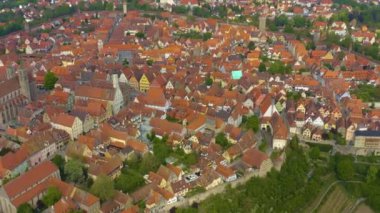 Almanya 'da Rothenburg ob der Tauber şehrinin hava görüntüsü, güneşli bir bahar gününde Coronavirus' un kilitlenmesi sırasında Bavyera.