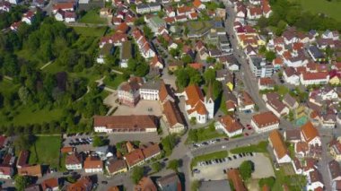 Koronavirüs kilitlenmesi sırasında güneşli bir bahar gününde Almanya 'daki Donzdorf kentinin hava görüntüsü.