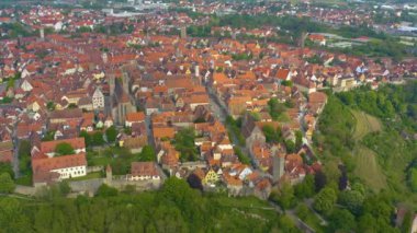 Almanya 'da Rothenburg ob der Tauber şehrinin hava görüntüsü, güneşli bir bahar gününde Coronavirus' un kilitlenmesi sırasında Bavyera.
