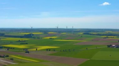 Coronavirus tecridi sırasında güneşli bir bahar gününde Almanya 'nın Boehmenkirch kentindeki hava manzarası.
