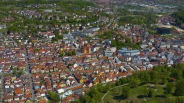 Coronavirus kilitlemesi sırasında güneşli bir bahar gününde Almanya 'daki Heidenheim kentinin hava görüntüsü.