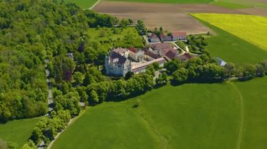 Sarayın havadan görüntüsü değişiyor ve taksiler Almanya 'nın Dischingen şehrinde, güneşli bir bahar gününde koronavirüs kilitlenmesi sırasında Bavyera' da..