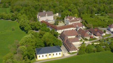 Sarayın havadan görüntüsü değişiyor ve taksiler Almanya 'nın Dischingen şehrinde, güneşli bir bahar gününde koronavirüs kilitlenmesi sırasında Bavyera' da..