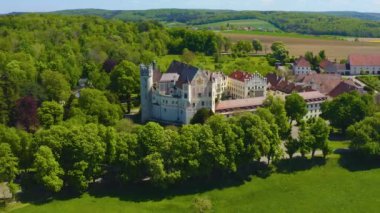 Sarayın havadan görüntüsü değişiyor ve taksiler Almanya 'nın Dischingen şehrinde, güneşli bir bahar gününde koronavirüs kilitlenmesi sırasında Bavyera' da..