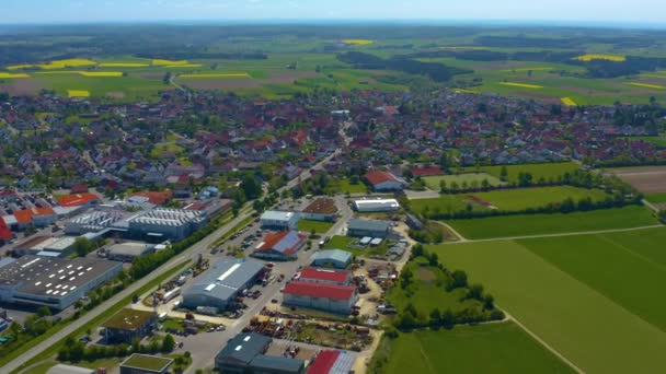 コロナウイルスのロックダウン中の晴れた春の日にドイツの都市Boehmenkirchの空中ビュー — ストック動画