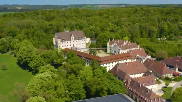 ドイツの街Dischingenに近い宮殿ターンとタクシーの空中ビュー コロナウイルスのロックダウン中の晴れた春の日にババリア — ストック動画