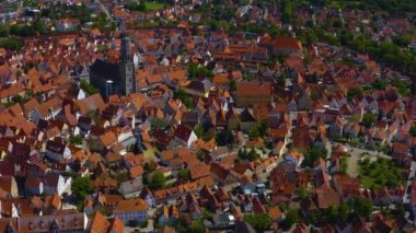 Almanya 'daki Nordlingen şehrinin hava görüntüsü, Bavyera güneşli bir bahar gününde koronavirüs kilitlenmesi sırasında.
