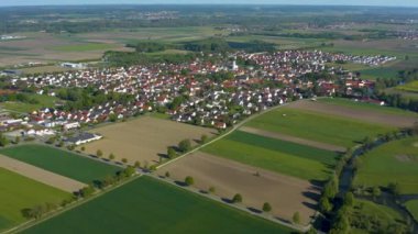 Almanya 'nın Bayern kentindeki Nordendorf şehrinin hava manzarası, güneşli bir ilkbahar gününde Coronavirus kilitlemesi sırasında Bavyera.
