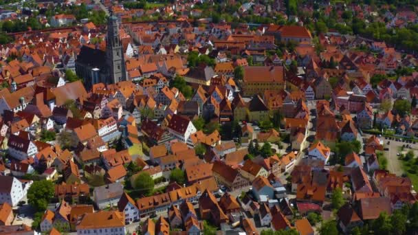 ドイツのノルトリンゲン市の空中ビュー コロナウイルスのロックダウン中の晴れた春の日にバイエルン州 — ストック動画
