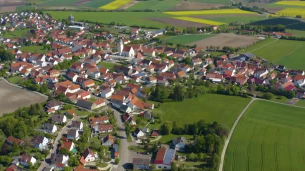 Luftaufnahme Des Dorfes Fünfstetten Bayern Einem Sonnigen Spätnachmittag Frühlingstag Während — Stockvideo