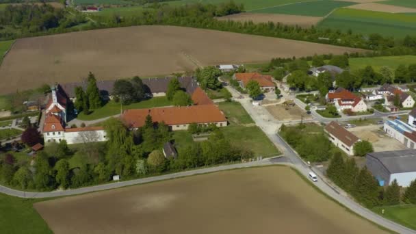 Luftaufnahme des Dorfes und des Klosters Bergstetten in Deutschland, Bayern an einem sonnigen Frühlingstag während der Coronavirus-Sperrung.