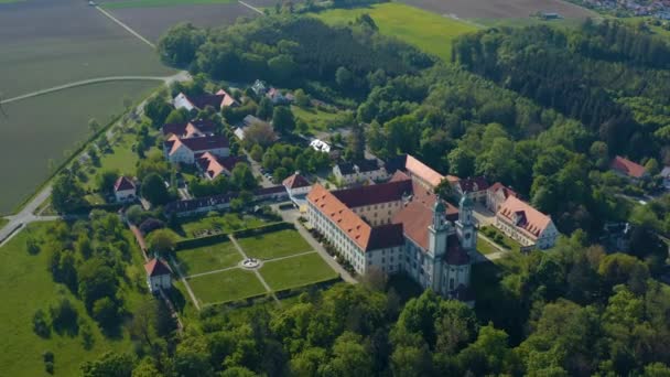 村の空中ビュー Allmannshofenとドイツの修道院Holzen バイエルンのコロナウイルスロックダウン中の晴れた春の日に — ストック動画