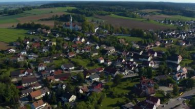 Almanya 'daki Biberbach köyünün hava görüntüsü, Bavyera güneşli bir bahar günü Coronavirus tecridi sırasında.