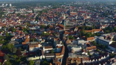 Almanya 'da Augsburg şehrinin havadan görünüşü, Bavyera güneşli bir bahar gününde koronavirüs kilitlenmesi sırasında.