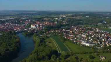 Neuburg an der Donau in Germany, Bavyera 'nın güneşli bir bahar gününde Coronavirus' un kapatılması sırasındaki hava manzarası.