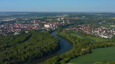 Neuburg an der Donau in Germany, Bavyera 'nın güneşli bir bahar gününde Coronavirus' un kapatılması sırasındaki hava manzarası.