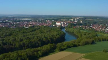 Neuburg an der Donau in Germany, Bavyera 'nın güneşli bir bahar gününde Coronavirus' un kapatılması sırasındaki hava manzarası.