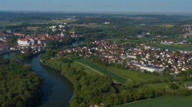 Neuburg an der Donau in Germany, Bavyera 'nın güneşli bir bahar gününde Coronavirus' un kapatılması sırasındaki hava manzarası.