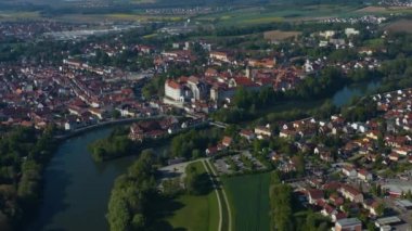 Neuburg an der Donau in Germany, Bavyera 'nın güneşli bir bahar gününde Coronavirus' un kapatılması sırasındaki hava manzarası.