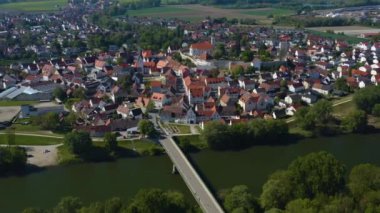 Almanya 'da Vohburg an der Donau şehrinin hava manzarası, güneşli bir bahar gününde Coronavirus' un kilitlenmesi sırasında Bavyera.