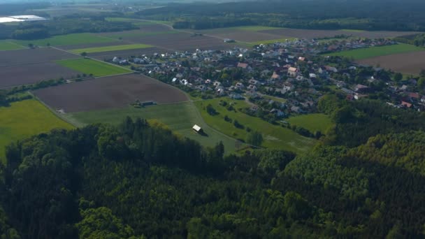 Vue aérienne du village Allmannshofen et du monastère Holzen en Allemagne, Bavière par une journée de printemps ensoleillée pendant le confinement du coronavirus.