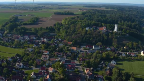Légi kilátás a falu Markt és szökevény vár Németországban, Bajorország egy napsütéses késő délután tavaszi nap alatt a koronavírus zárlat.