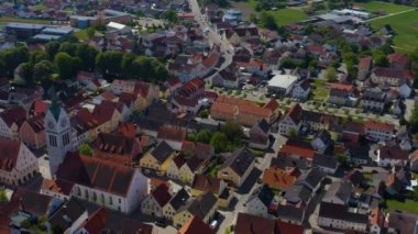 Neustadt an der Donau in Germany, Bavyera 'nın güneşli bir bahar gününde Coronavirus' un kapatılması sırasındaki hava manzarası.