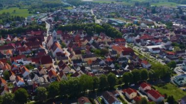 Neustadt an der Donau in Germany, Bavyera 'nın güneşli bir bahar gününde Coronavirus' un kapatılması sırasındaki hava manzarası.