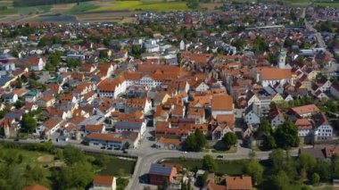 Almanya 'daki Abensberg şehrinin hava görüntüsü, Bavyera güneşli bir ilkbahar gününde koronavirüs kilitlenmesi sırasında.