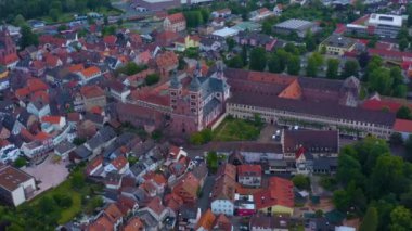 Almanya 'nın Amorbach kentinin Aeriel manzarası baharda bulutlu bir günde.