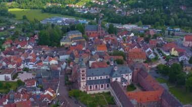 Almanya 'nın Amorbach kentinin Aeriel manzarası baharda bulutlu bir günde.