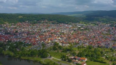 Almanya 'da Grossheubach şehrinin hava manzarası baharda bulutlu bir günde