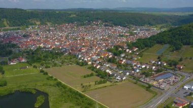 Almanya 'da Grossheubach şehrinin hava manzarası baharda bulutlu bir günde