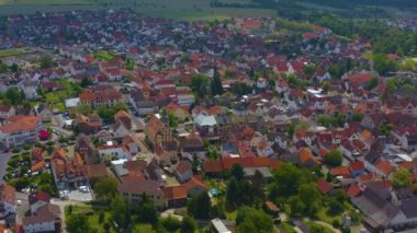 Baharın güneşli bir gününde Almanya 'da Elsenfeld şehrinin Aeriel manzarası. Koronavirüs kilitlenmesi sırasında.