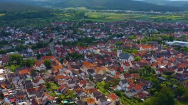 Baharın güneşli bir gününde Almanya 'nın Kleinwallstadt şehrinin Aeriel manzarası. Koronavirüs kilitlenmesi sırasında.