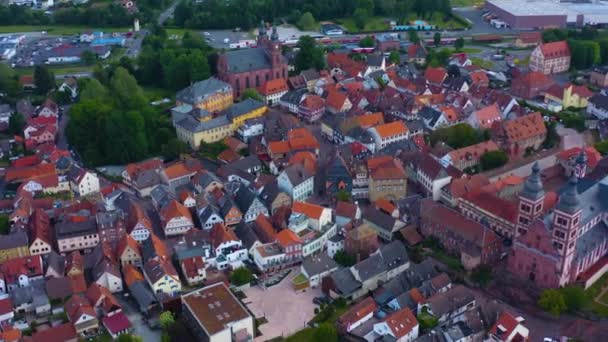 Luftaufnahme Der Stadt Amorbach Deutschland Einem Bewölkten Frühlingstag — Stockvideo