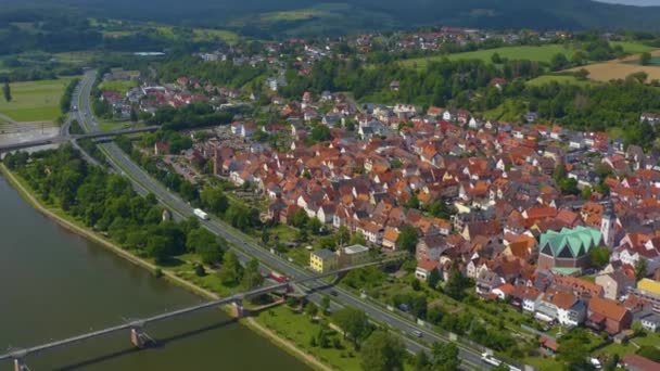Aeriel Utsikt Över Staden Obernburg Tyskland Molnig Dag Våren Coronavirusets — Stockvideo