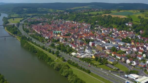 Aeriel Uitzicht Stad Obernburg Duitsland Een Bewolkte Dag Het Voorjaar — Stockvideo