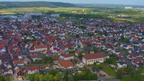 Aeriel Uitzicht Stad Grosswallstadt Duitsland Een Bewolkte Dag Het Voorjaar — Stockvideo