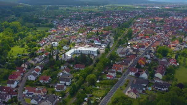 Luftaufnahme Der Stadt Kleinwallstadt Einem Sonnigen Frühlingstag Während Der Coronavirus — Stockvideo