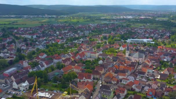 Vue aérienne de la ville Kleinwallstadt en Allemagne par temps ensoleillé au printemps. Pendant le confinement du coronavirus.