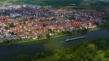 Almanya 'da Niedernberg şehrinin Aeriel manzarası ilkbaharda güneşli bir günde.