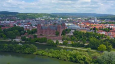 Almanya 'nın Aschaffenburg şehrinin Aeriel manzarası baharda bulutlu bir günde. Koronavirüs kilitlenmesi sırasında.